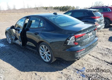 2021 Volvo S60 T6 Momentum z USA, uszkodzony, nr VIN 7JRA22TK4MG091392